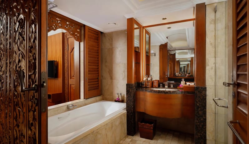 asia-holidays-indonesia-bali-nusa-dua-beach-hotel-spa-handwritten-collection-palace-club-lagoon-room