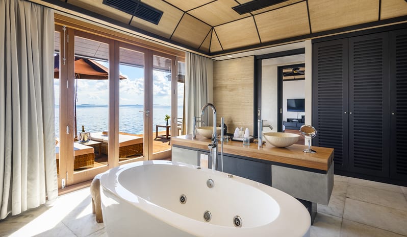 Lily Beach Resort & Spa - Rooms - Deluxe Water Villa bathroom