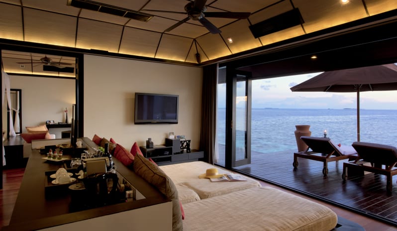 Lily Beach Resort & Spa - Rooms - Sunset Water Suite living area