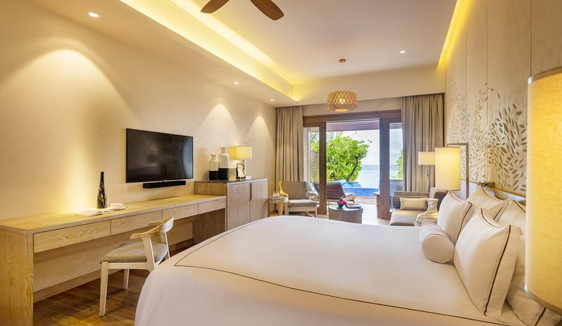 Lily Beach Resort & Spa - Rooms - Beach Suite with Pool bedroom