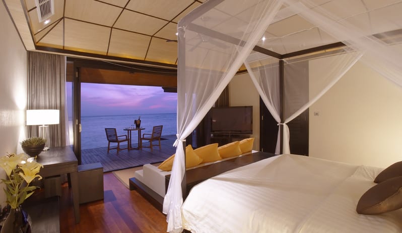 Lily Beach Resort & Spa - Rooms - Sunset Water Suite bedroom