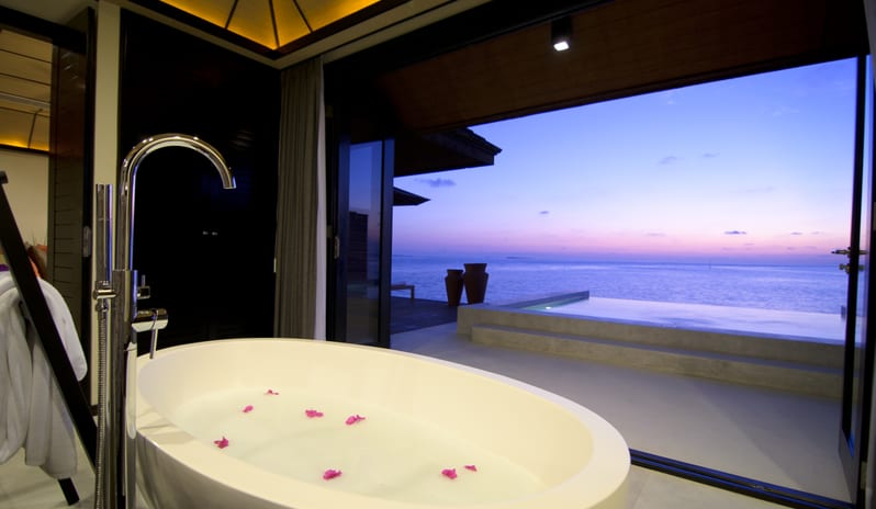 Lily Beach Resort & Spa - Rooms - Sunset Water Suite bath