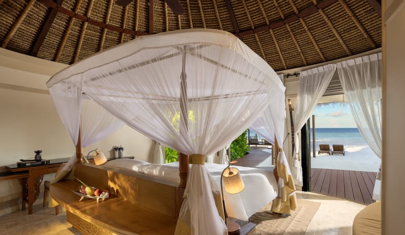 grand-beachfront-pool-villa-bedroom