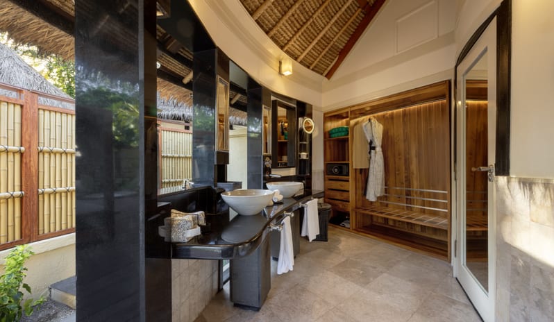 grand-beachfront-pool-villa-bathroom