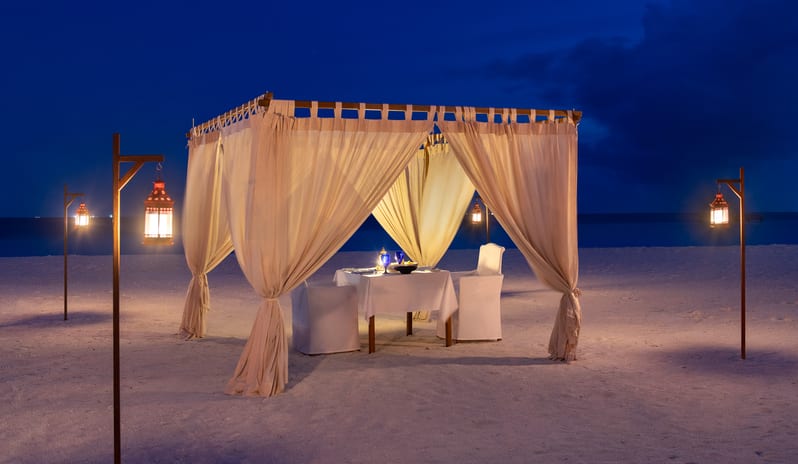 romantic-beach-dinner