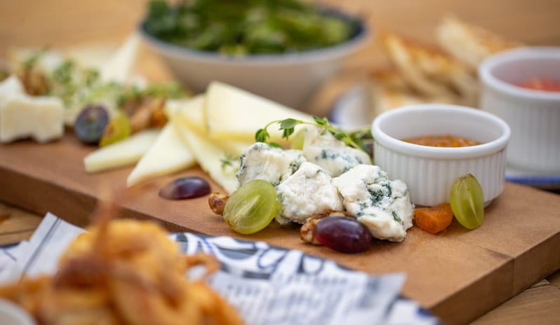 europe-holidays-spain-costa-del-sol-mett-marbella-estepona-el-bar-de-lola