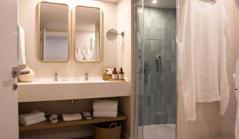 europe-holidays-spain-costa-del-sol-mett-marbella-estepona-pool-and-sea-view- deluxe-room