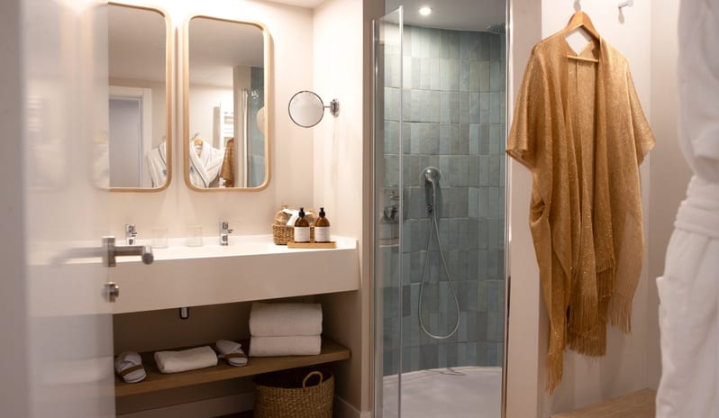 europe-holidays-spain-costa-del-sol-mett-marbella-estepona-lifestyle-pool-deluxe-room