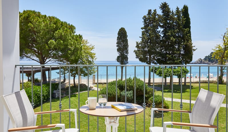 europe-holidays-greece-parga-parga-beach-resort-horizon-suite-with-sea-view-and- kitchenette