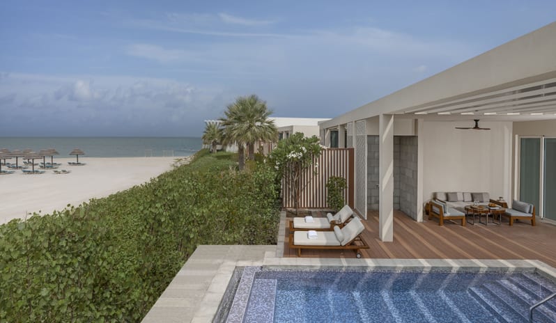 beachfront-pool-villa-club-lounge-access-pool-view