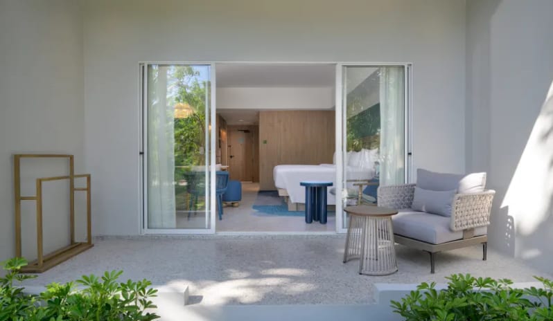 thailand-holidays-phuket-centara-karon-resort-hotel-Premium Deluxe Pool View