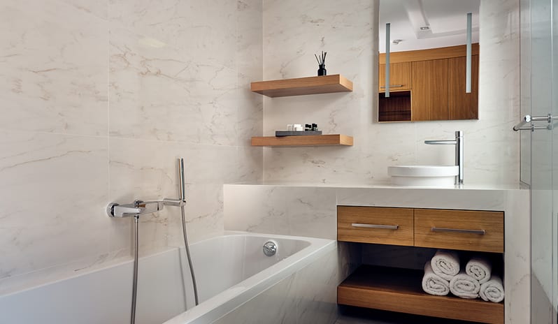 Bathroom With Bathtub View With Sea View – Kenwood Travel