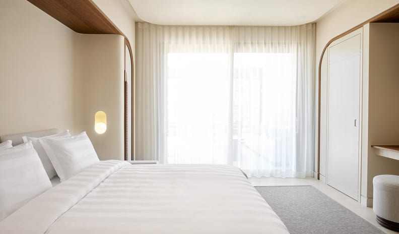 dc-tc-suite-onebedroom-livingroom-wallbed-01