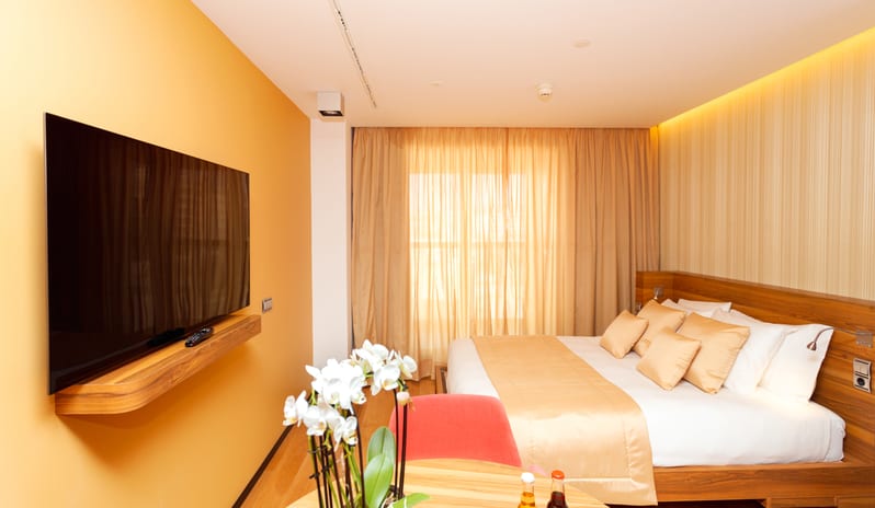 01-studio-deluxe-gold-bedroom