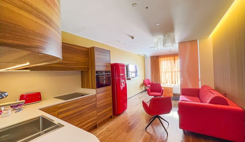 01-studio-deluxe-gold-kitchen