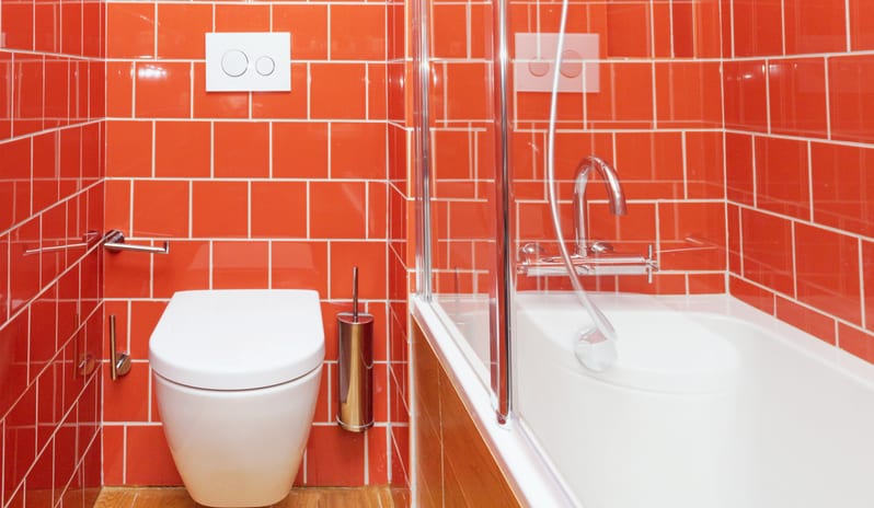 02-studio-deluxe-orange-bathroom