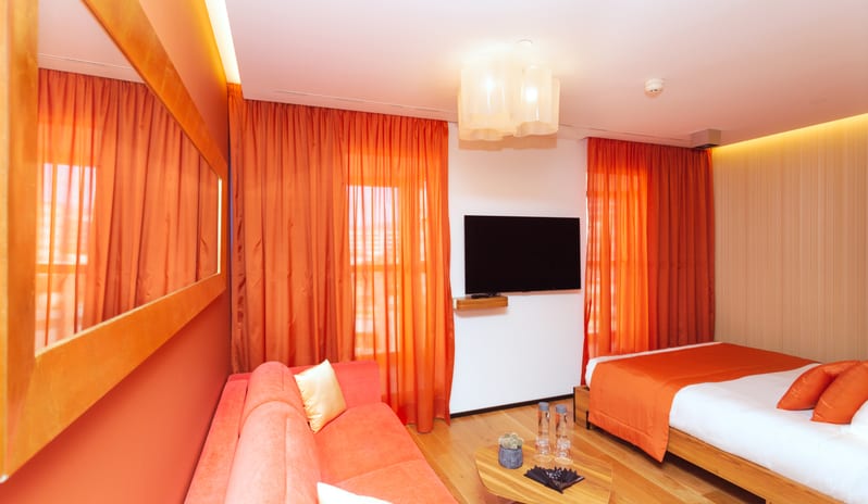 02-studio-deluxe-orange-bedroom