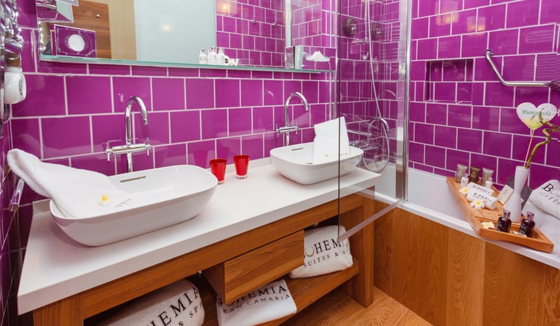 03-studio-deluxe-violet-bathroom