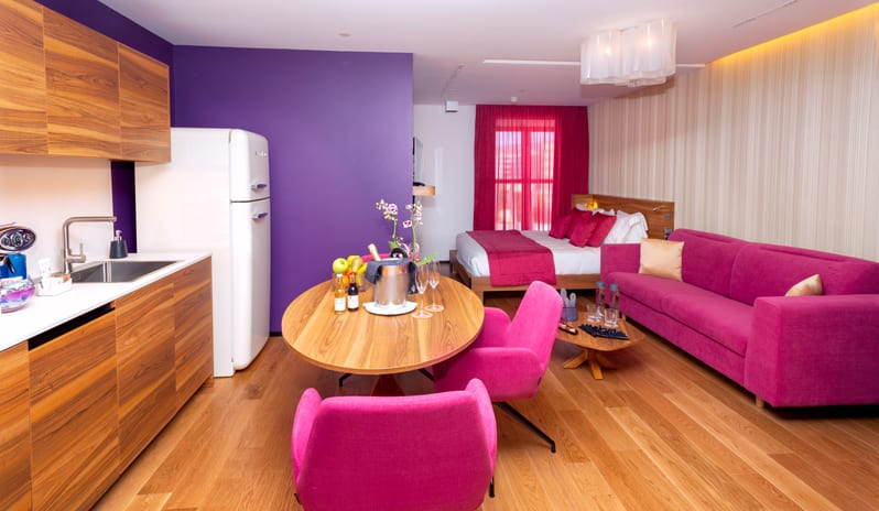03-studio-deluxe-violet-bedroomkitchen