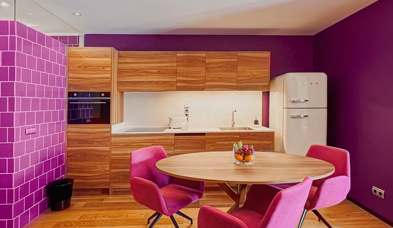 03-studio-deluxe-violet-kitchen