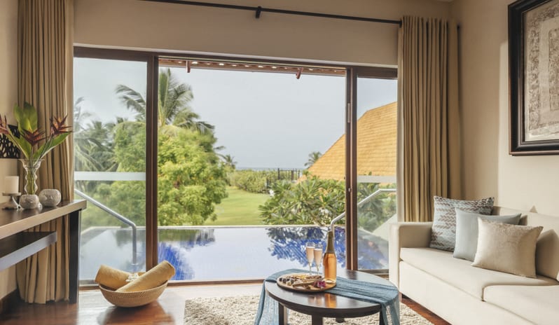 bay-suite-pool-living-area_001