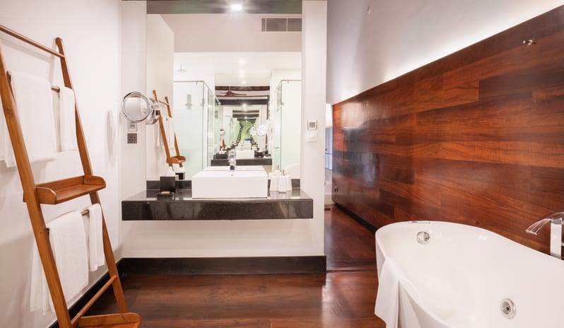 ocean-room-bath