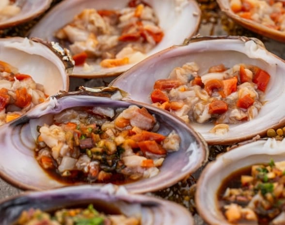 Joe´s Deck Seasoned fresh clams on the half shell served over ice at Moon Palace The Grand Punta Cana by Kenwood Travel