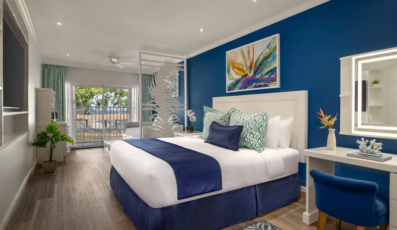 splash-jr-suite-pool-view-king