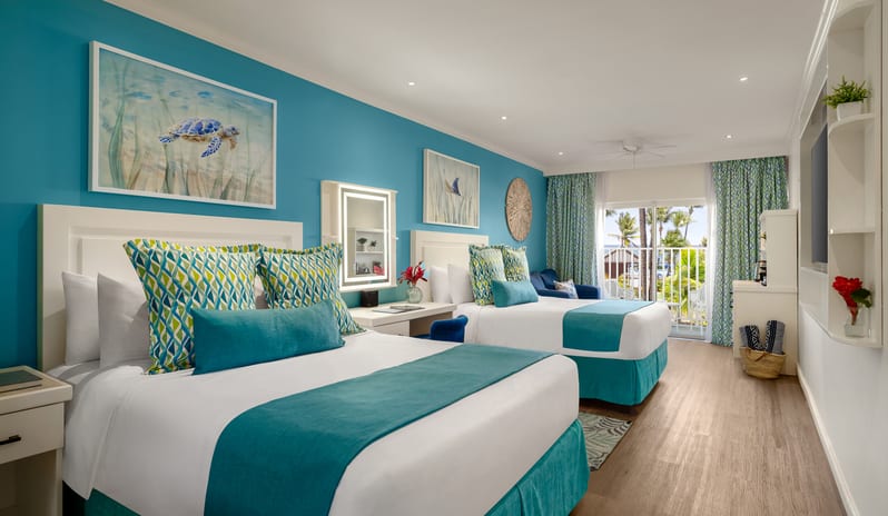 splash-jr-suite-pool-view-queen-out