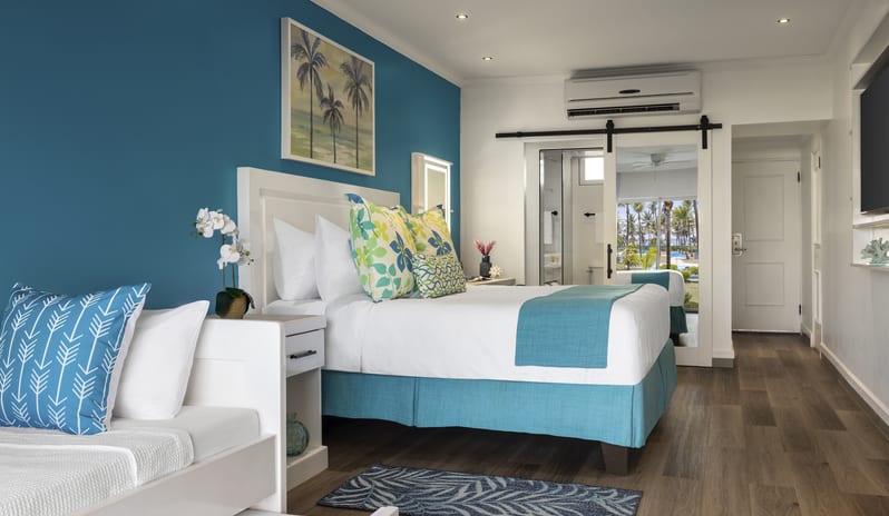 splash-jr-suite-tropical-view-king-interior