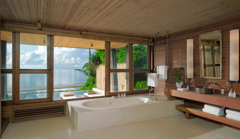 beachfront-duplex-pool-villa-bath-tub