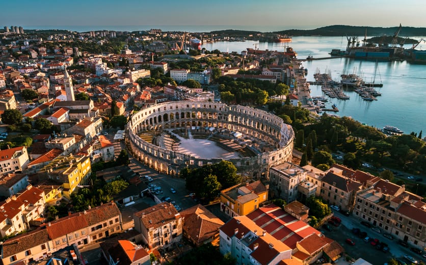 A wall fragment of ancient Roman amphitheater in Pula, Croatia.jpg