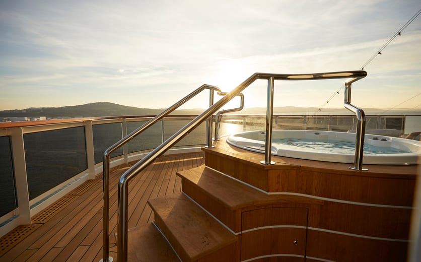 RSSC - Seven Seas Splendor - Accommodation - Regent Suite Hot Tub.jpg