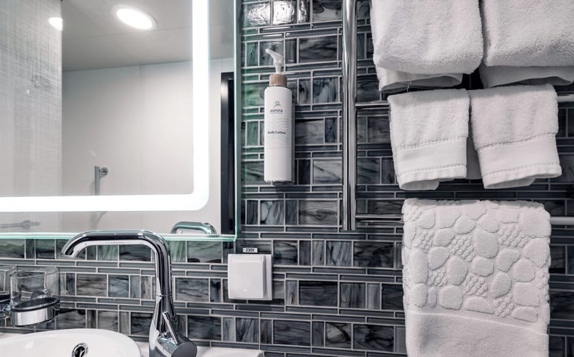 AE Expeditions, SYLVIA EARLE, Captains Suite 420, Richard IAnson-11.jpg