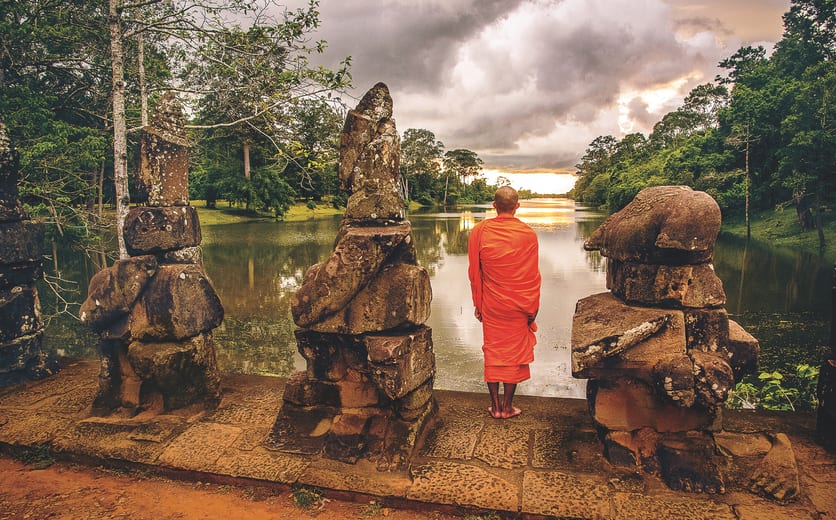 Angkor Ban - MEK_AngkorWat_Monk_water.jpg
