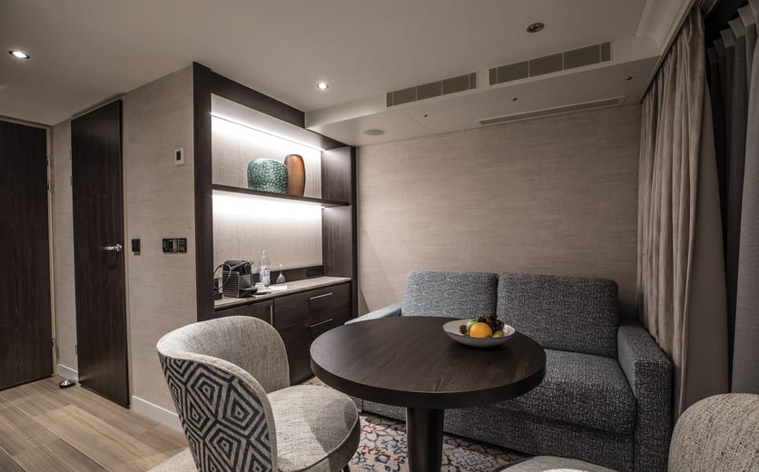 Tauck MS Andorinha Cat 5 Couch.jpg