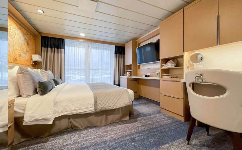 Quark Expeditions Ocean Explorer Deluxe Veranda FWD 1.jpg