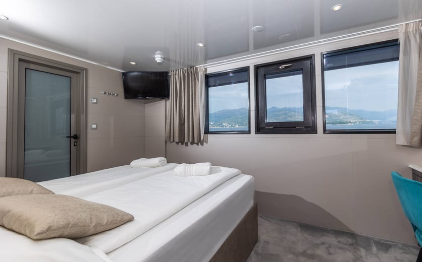 APT MV Lady Eleganza CAT 4..jpg