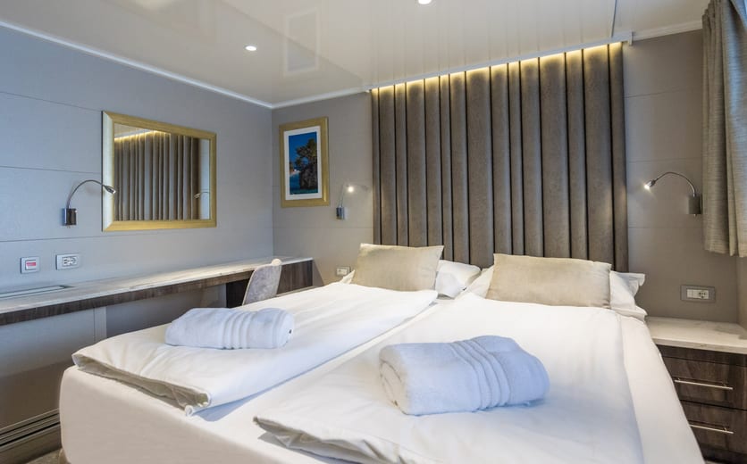 APT MV Lady Eleganza CAT 4.jpg